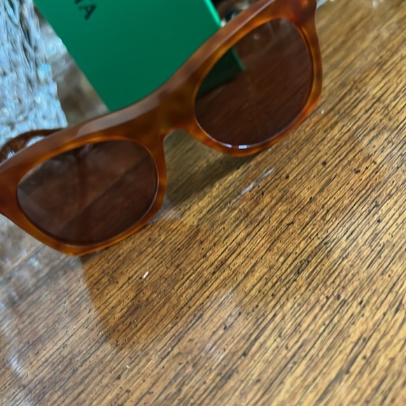 Iconic and beautiful Bottega Veneta sunglasses! main image 10